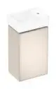 Weißer Waschtisch mit integrierter Spüle und Aufsatz, gestützt von einer sandbeigen, matten Unterschrankfront mit Türanschlag links, von Hansgrohe.